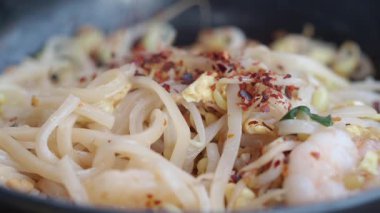 Karides ve erişte evde bir tavada birlikte pişirilir..