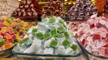 Türklerin zevki cam tepsilerde çeşitli renklerde sıralanmıştır.