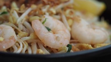 Karides ve sebzeler tavada pişirilir..