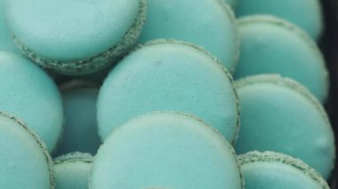 Turkuaz makaronlar öğleden sonra bir kafede bir tepside otururlar..