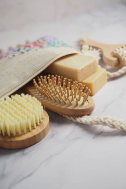 Fırçalar ve sabunlar banyo yapmak için mermer bir yüzeye konur..