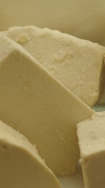 Bir mandıra ortamında taze peynir dilimleri gösterilir..