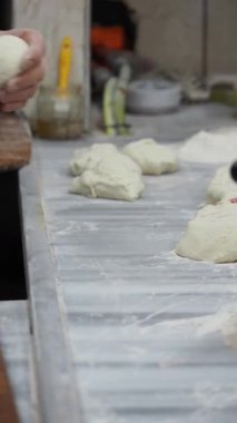 Eller, mutfakta temiz bir yüzey üzerinde hamur ile çalışır..