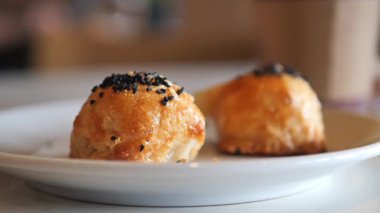 İki yuvarlak hamur işi ve malzemeler bir fırında beyaz tabakta..