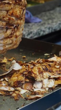 Tavuk dilimleniyor ve Meksika 'da bir markette pişiriliyor..