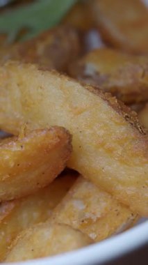 İnsanlar bir restoranda bir tabak kızarmış patates paylaşır..