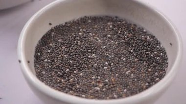 Chia tohumları bir kasede suyun içinde gelecekteki bir yemek tarifi için bekliyor..