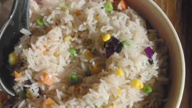 Kakaolu sebzeli pilav ve kase dolusu pilav..