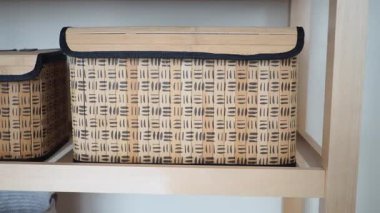 Depo kutuları kolay erişim için ahşap bir rafta düzgünce düzenlenir..