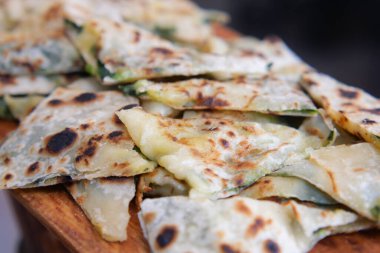 Flatekalar servis edilmeyi bekleyen ahşap bir tahtaya konur..