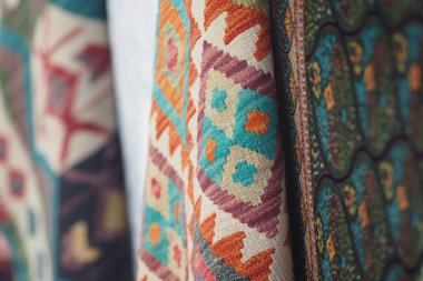 Parlak desenli kumaşlar öğleden sonra bir pazarda sergilenir..