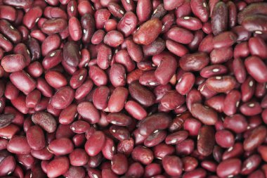 Bir markette satılığa çıkarılmış kırmızı fasulye yakından görülüyor..