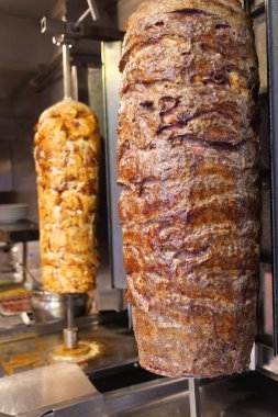 Spinning Shawarma ve Doner Kebap 'ın Dikey Kızartma Etinin Yakın Çekimi.