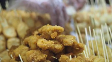 Pişmiş tavuk parçaları markette satılmaya hazır..