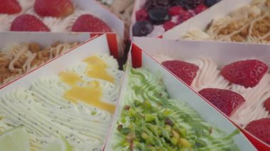 İnsanlar yemek yemek ve çeşitli tatlılar yemek için bir kafede toplanırlar..