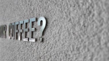 Bir kafede kahve ister misiniz diye soruyor..