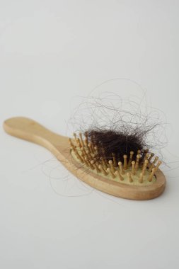 Bir saç fırçasının kullanımdan sonra kıllarına dolanan saç telleri vardır..
