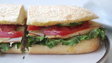 Salatalı, domatesli ve hindili sandviç yapıyorum..