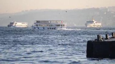 Şehirde güneş doğarken gemiler denizde yol alır..
