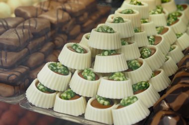 Şekerler farklı şekil ve renkte bir tepsiye istiflenir..