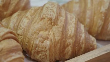 Sabah saatlerinde kruvasanlar fırında pişiriliyor..