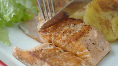 Bir Tabakta Pişmiş Somon Bifteğinin Yakın Çekimi.