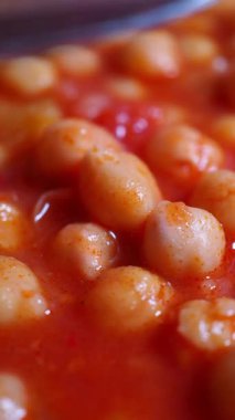 Hazırlık sürecinde baharatlı domates sosunda nohut pişirir..