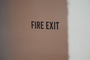 İçerideki duvarda yangın çıkışını gösteren bir tabela..