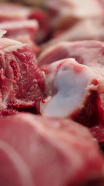 Müşteriler için hazır bir pazarda et kesintileri gösteriliyor.