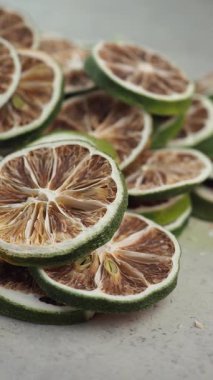 Kurutulmuş kireç dilimleri istiflenir ve birçok tabak veya zanaatta kullanılmayı bekler..