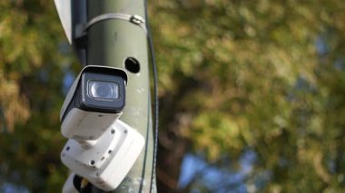 Dışarıdaki hareketli ortamlarda bir kamera hareketi yakalar..