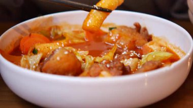 Sebzeli ve etli bir kase Kore güveci yemek..