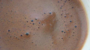 Kahve demlikte demlenir ve tepesinde kabarcıklar oluşur..