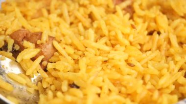 Çatallı lezzetli sarı pirinç ve et..