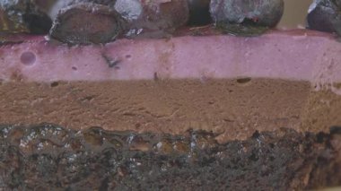 Çikolata ve çilekli pasta katmanları net detaylarla gösterilir.