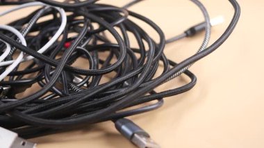 Kablolar bir masaya dolanmış ve şimdi kullanım için düzenleniyor.