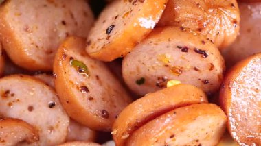 Bu tavada dilimlenmiş sosisleri nasıl ısıtacağını gösteriyor..