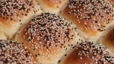 Evde susamlı ekmek rulosu yapmayı öğren..