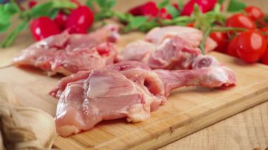 Tahtada domates ve otlarla tavuk budu hazırlayın..