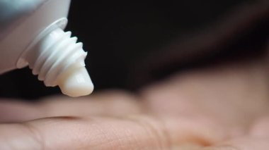 Yumuşak cilt ve su için ellerinize krem sürmeyi öğrenin..