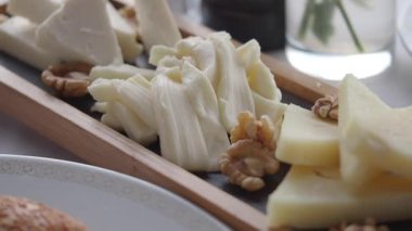 Misafirler, restorandaki yemek masasında fındıklı peynirin tadını çıkarıyorlar..