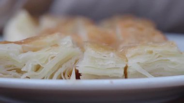 Yerel bir kafe ortamında lezzetli hamur işlerinin tadını çıkarıyorum.,