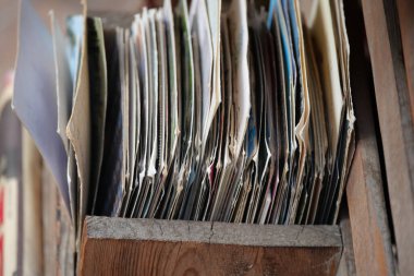 Bir mektup ve kart koleksiyonu ahşap bir kutuda tutulur..