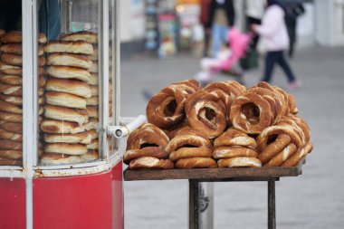 Şehir merkezindeki bir sokak satıcısında satılık taze Türk maymunları..