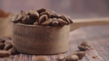 Kahve çekirdekleri, masanın üzerindeki ahşap bir kepçe içinde gösterilir..