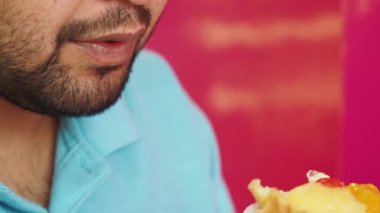 Sakallı Adamın Meyveli Turta Yediği Yakın plan..