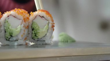 Çubuklar taze suşi topluyor..