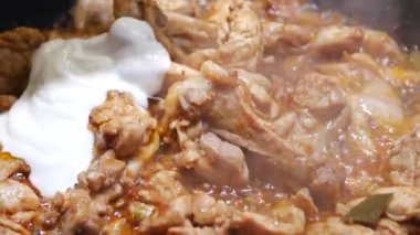 Tavuk parçaları yoğurt ve fırında baharatla pişirilir..