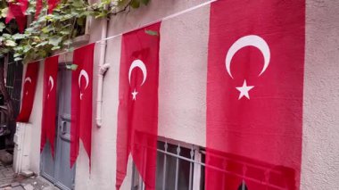 İstanbul 'da insanlar kırmızı bayraklar, yıldızlar ve hilallerle yürüyor.