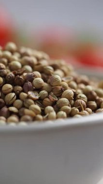 Kişniş tohumları mutfakta pişirmek için ölçülür ve hazırlanır..